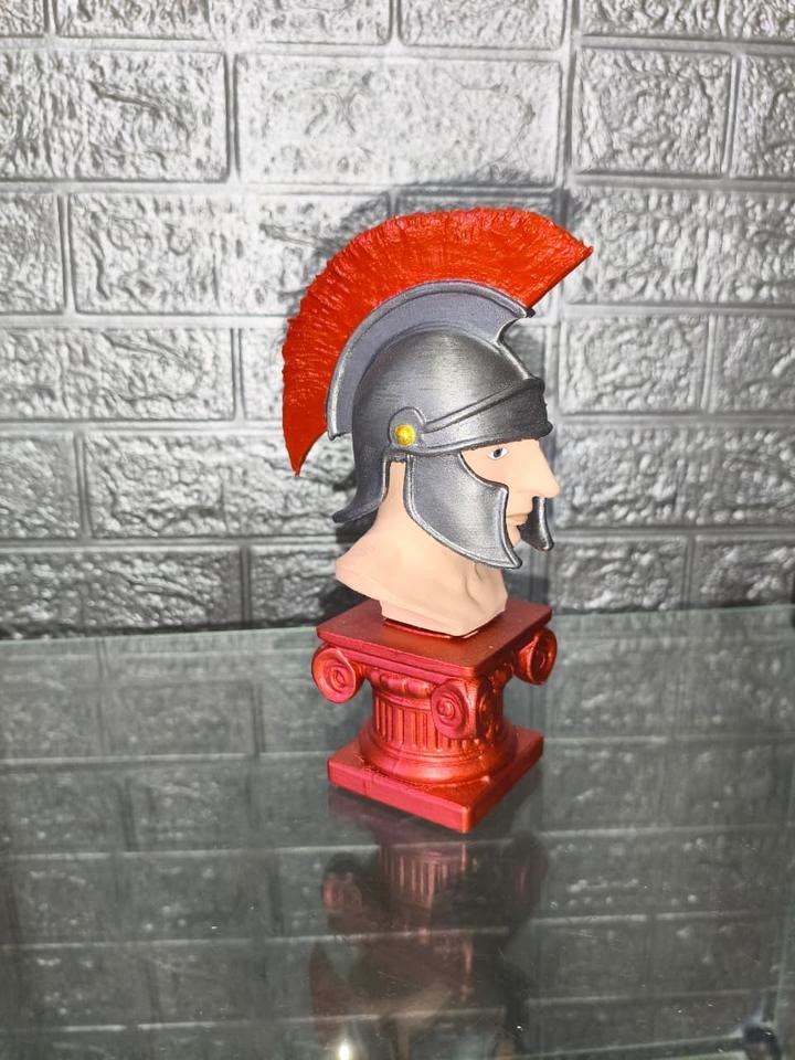 Busto pintado de centurião romano com elmo emplumado