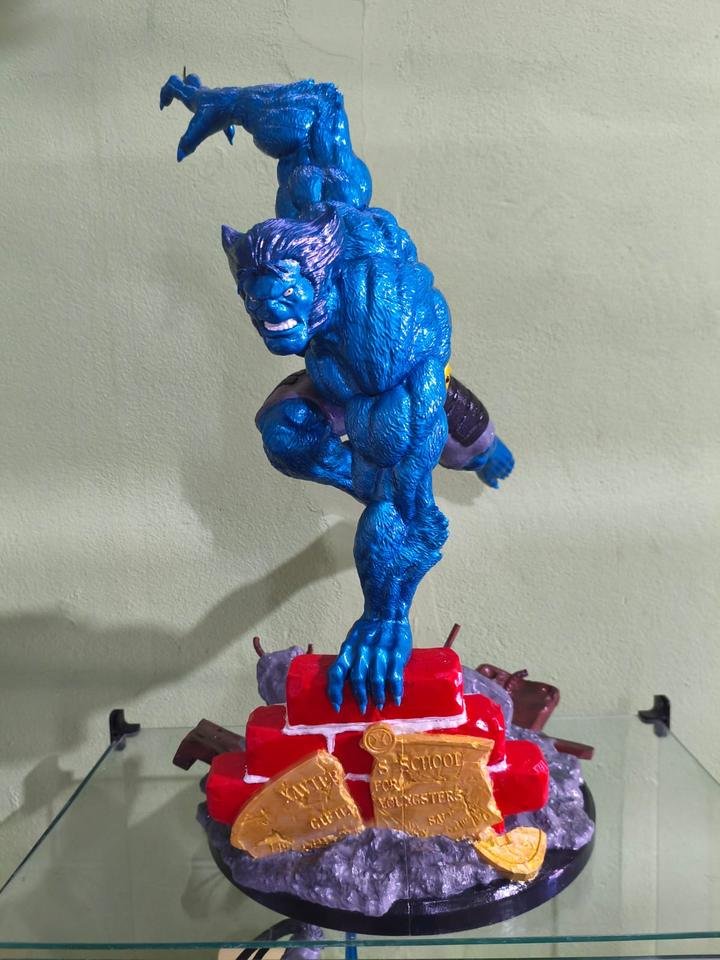 Figure da Fera, dos X-Men, em pose de ação sobre base temática