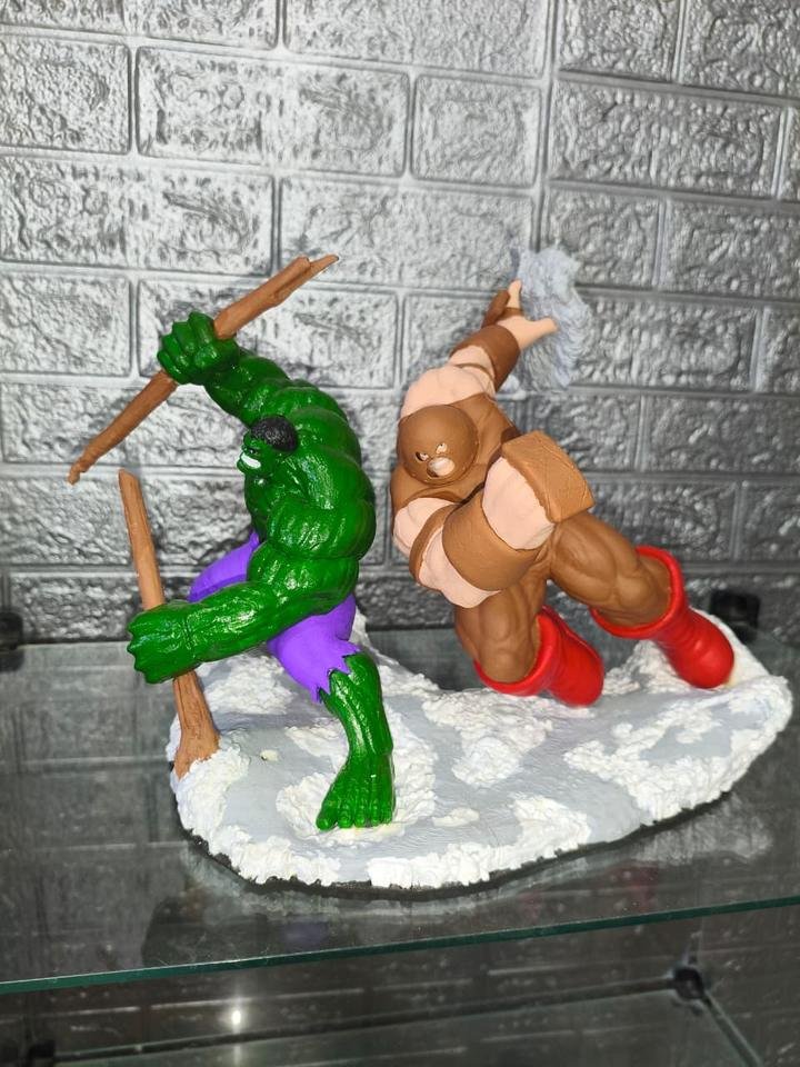 Diorama de batalha entre Hulk e Juggernaut sobre base de neve
