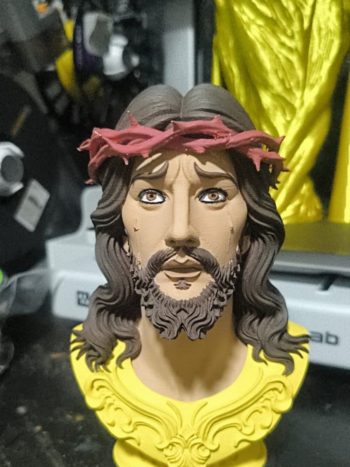 Busto de Jesus Cristo com coroa de espinhos pintada à mão