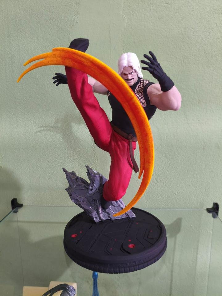 Figure dinâmica de lutador de King of Fighters em golpe especial