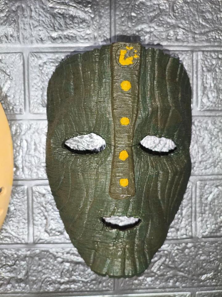 Máscara tribal decorativa para parede, pintada em verde e dourado