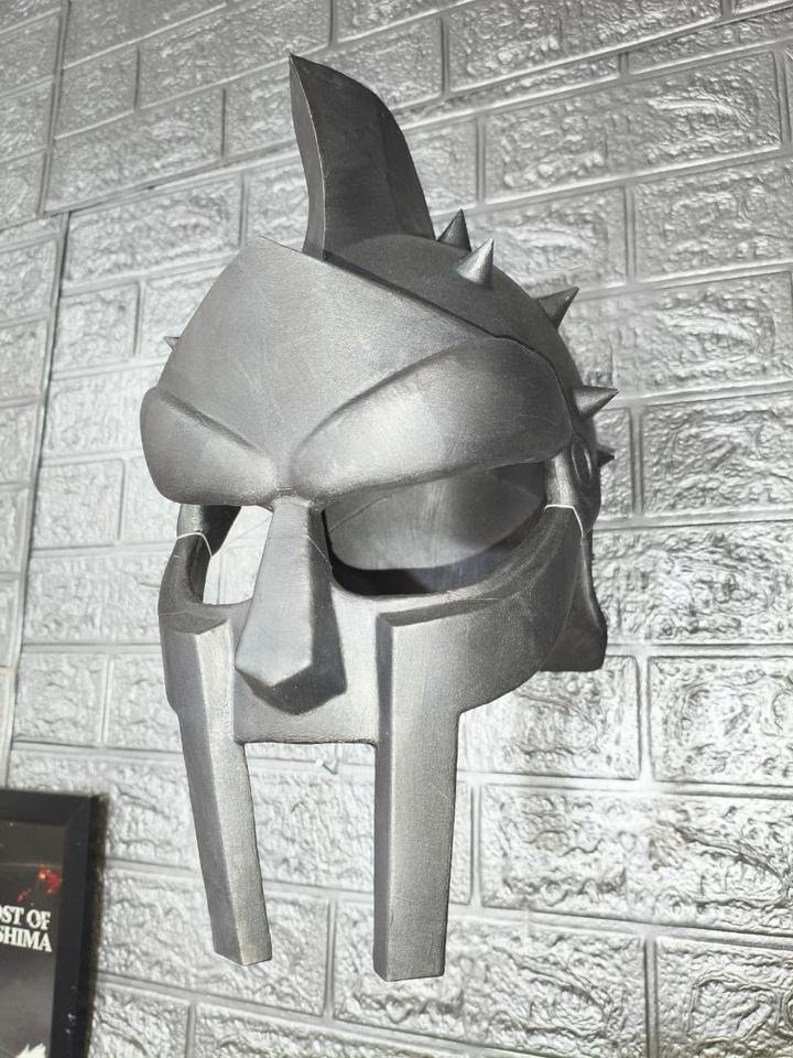 Capacete de Maximus, do filme Gladiador, montado como peça de parede