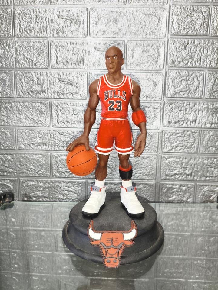 Figure de Michael Jordan com uniforme pintado e base com logo dos Bulls