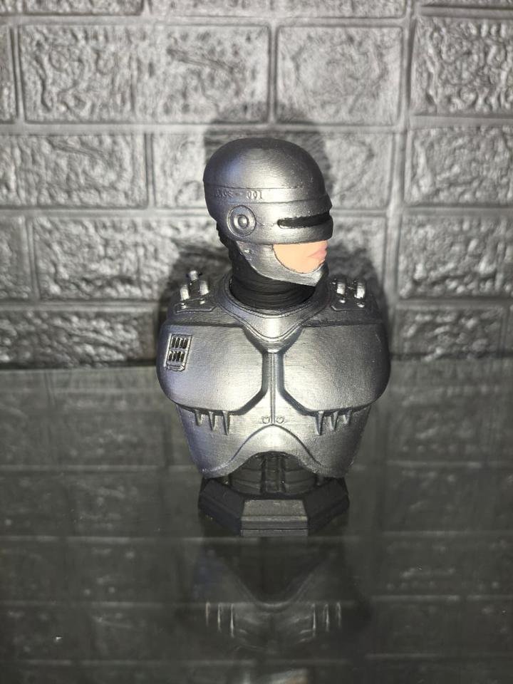 Busto de RoboCop com armadura metálica detalhada