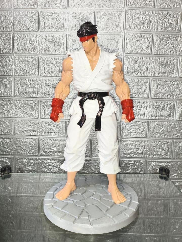 Figure de Ryu, de Street Fighter, em quimono branco