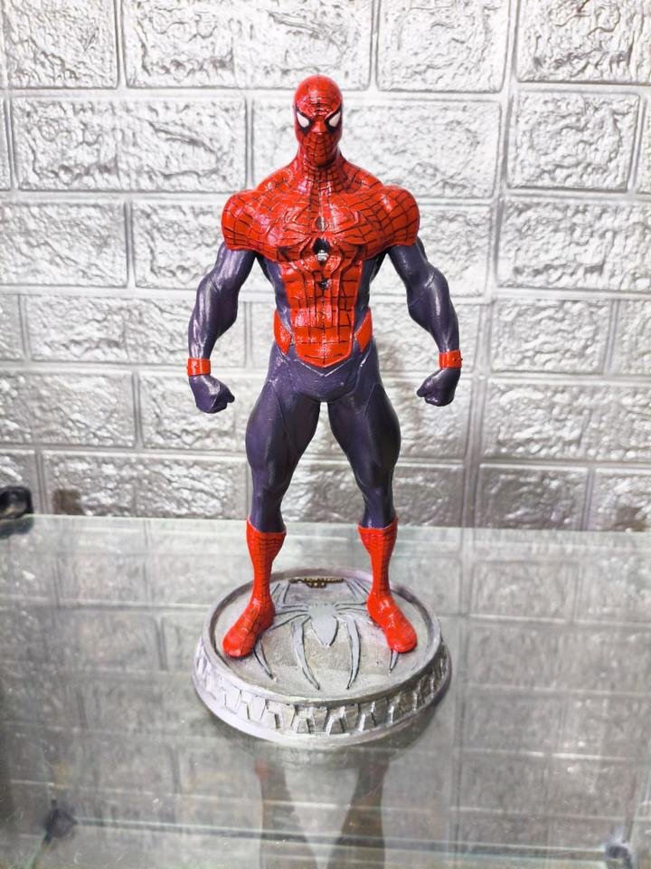 Figure do Homem-Aranha em pose de combate sobre base circular